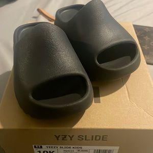 Yeezy slide 10c